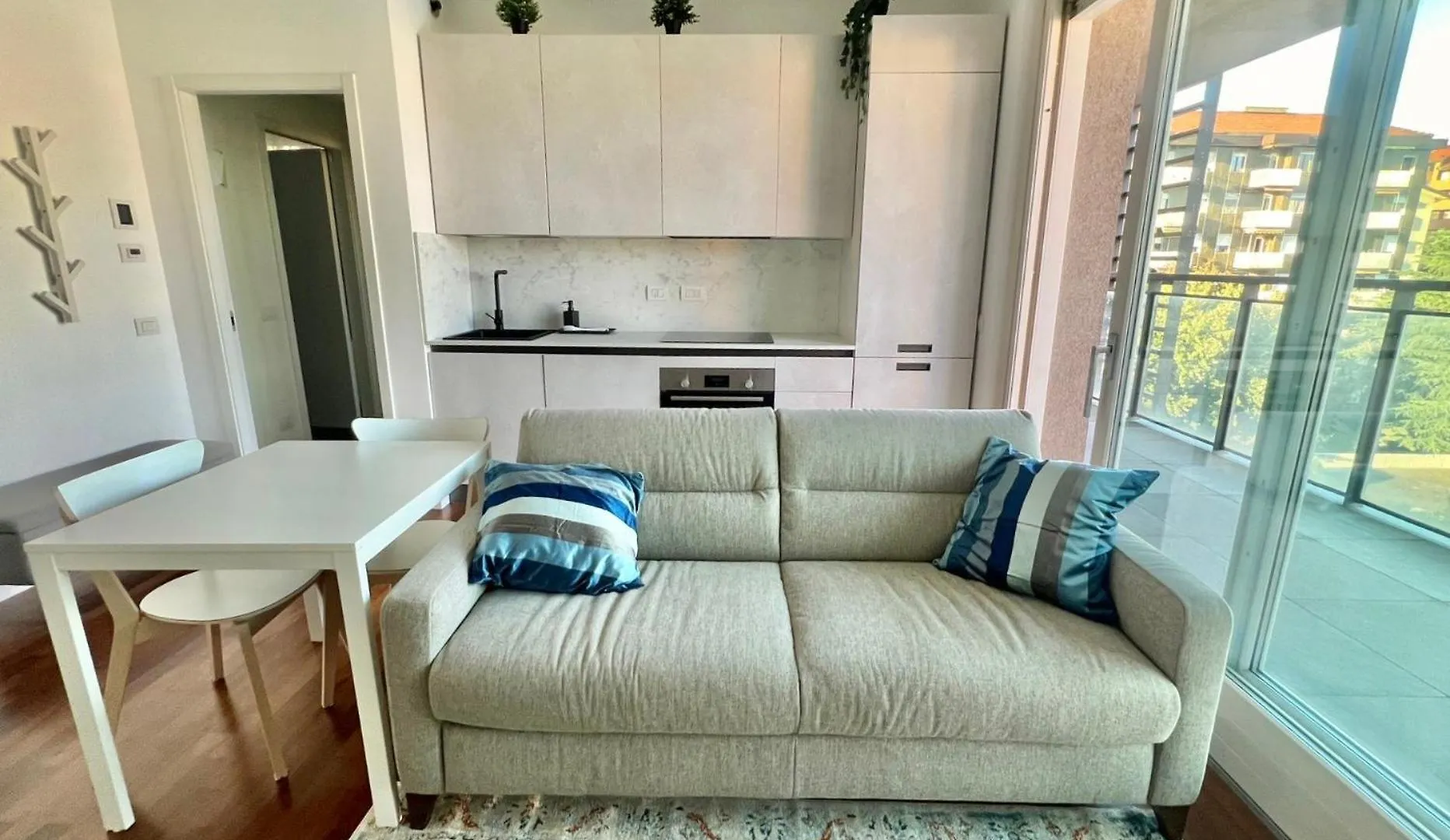 Giax Tower Premium Modern Milanese Flat With Gym Pool View & Box Apartment